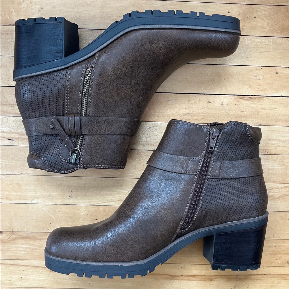 NWOT Baretraps Tannar buckle ankle booties size 10M